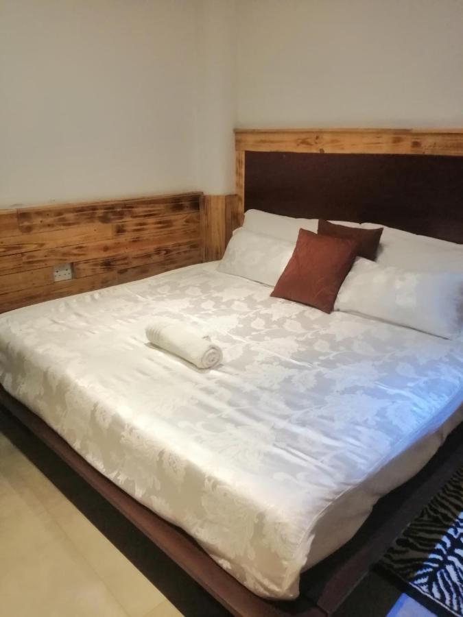 Commonlens Inn Ентебе Екстериор снимка